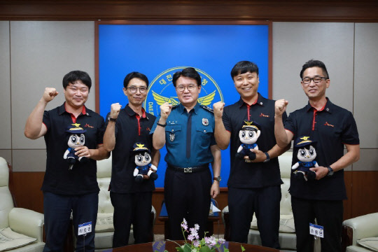 SK매직은 충청물류 소속 설치마스터 4명이 교통사고로 차에 깔린 할머니를 구조해 대전경찰청장 표창을 받았다고 21일 밝혔다. 왼쪽부터 김표, 이호경, 황운하 대전지방경찰청장, 손홍연, 윤석화 설치마스터가 기념촬영을 하고 있다. <SK매직 제공>